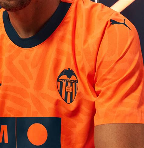 EL VALENCIA CF Y PUMA PRESENTAN LA TERCERA .